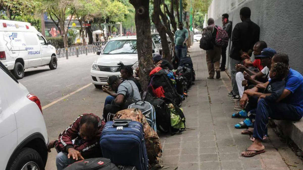 Migrantes arriban a Plaza Giordano Bruno por cierre de albergue